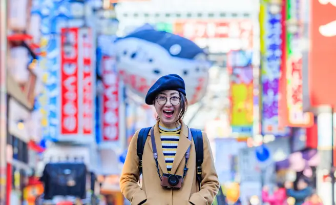 観光地を歩く女性観光客